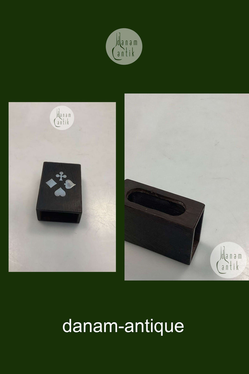 Tændstikæske i træ med sølvindlæg af kortkulør