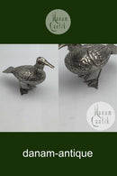 Hovedvandsæg af fugl i sølv med røde sten som øjne