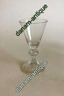 Gammelt glas af Hessisk type med klokkeformet fod. Fra 1700-tallet