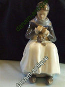 Royal Copenhagen Figur Strikkende Amagerpige No. 1317