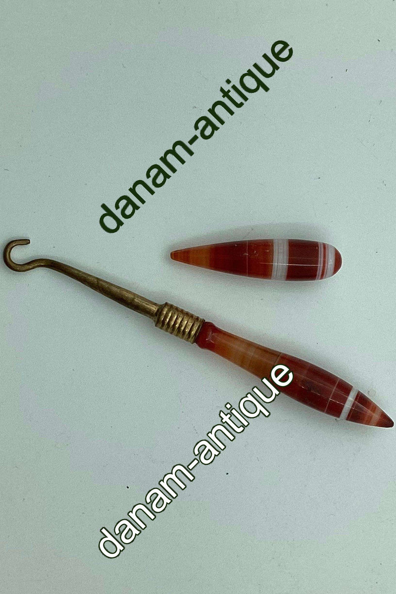 Agat nips. Den ene del "snørrebåndshjælper"  Sælges samlet.