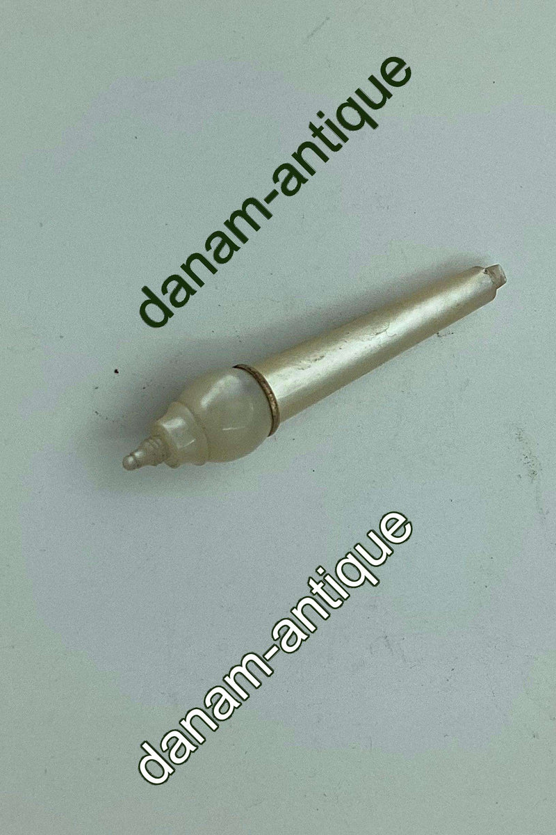 Lille nåleholder i perlemor fra ca. 1840