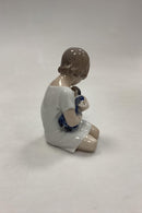Royal Copenhagen Figur Pige med dukke No. 1938 - Danam Antik