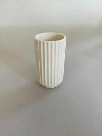 Lyngby Vase. Hvid rillede facon 12cm - Danam Antik