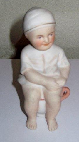 Porcelæns figur af lille dreng på potten - Danam Antik