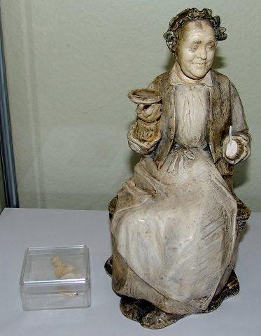 Axel Locher Figur af Sigrid Neiiendam som Gedske Klokkers i Holbergs Barselstuen - Danam Antik