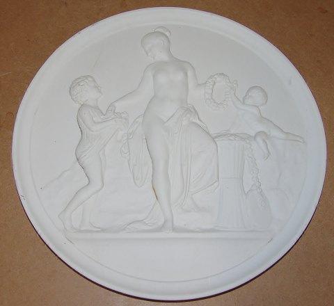 Bing & Grondahl Biscuit Platte Barndom og Forår No 116. Kopi efter Thorvaldsens original fra Rom 1836. Måler 29cm - Danam Antik