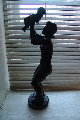 Niels Tvede Bronze Figur af Mor med Barn lavet hos - Danam Antik