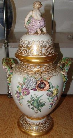 Royal Copenhagen Pragt Vase med putti figur 1 af 2 vaser - Danam Antik
