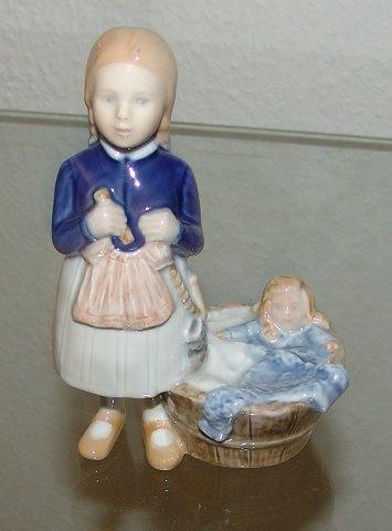 Bing & Grøndahl Figur Pige vasker dukker No 2563 - Danam Antik