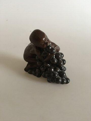 Bing & Grøndahl Stentøjs figur dreng med druer af Kai Nielsen - Danam Antik