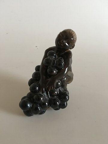 Bing & Grøndahl Stentøjs figur dreng med druer af Kai Nielsen - Danam Antik