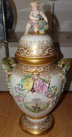Royal Copenhagen Pragt Vase med putti figur 1 af 2 vaser - Danam Antik