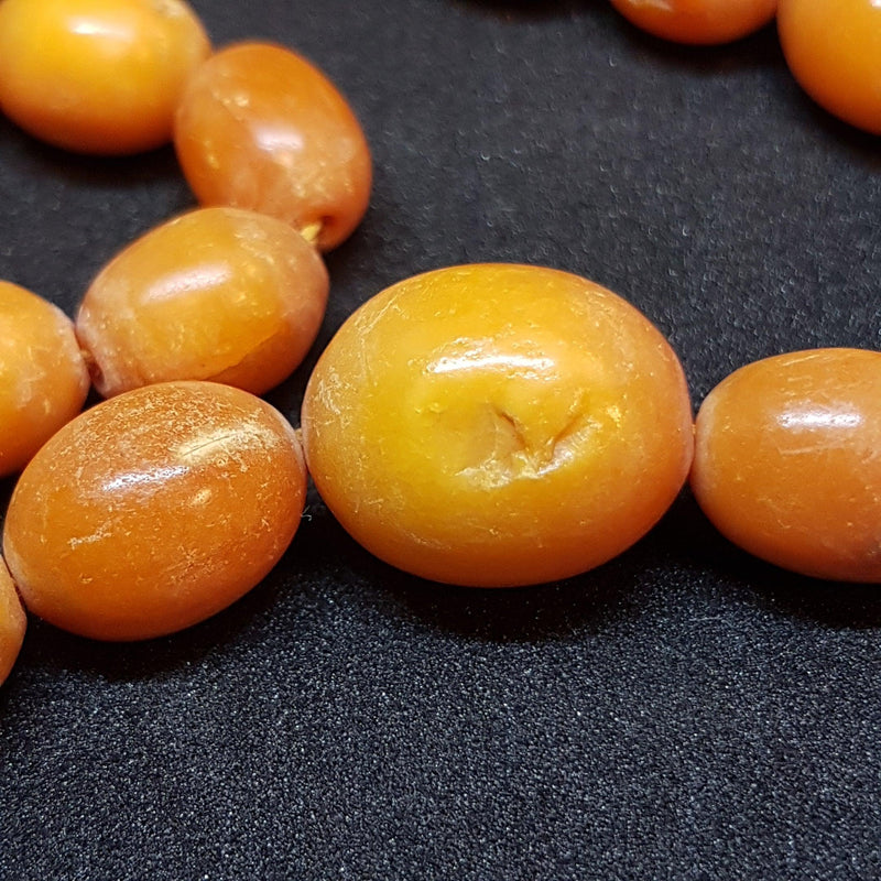 Antik Opak butterscotch oliven slebet ravkæde 72 cm. - Danam Antik