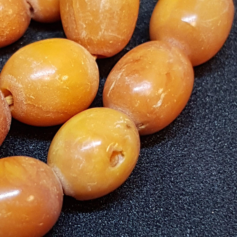 Antik Opak butterscotch oliven slebet ravkæde 72 cm. - Danam Antik