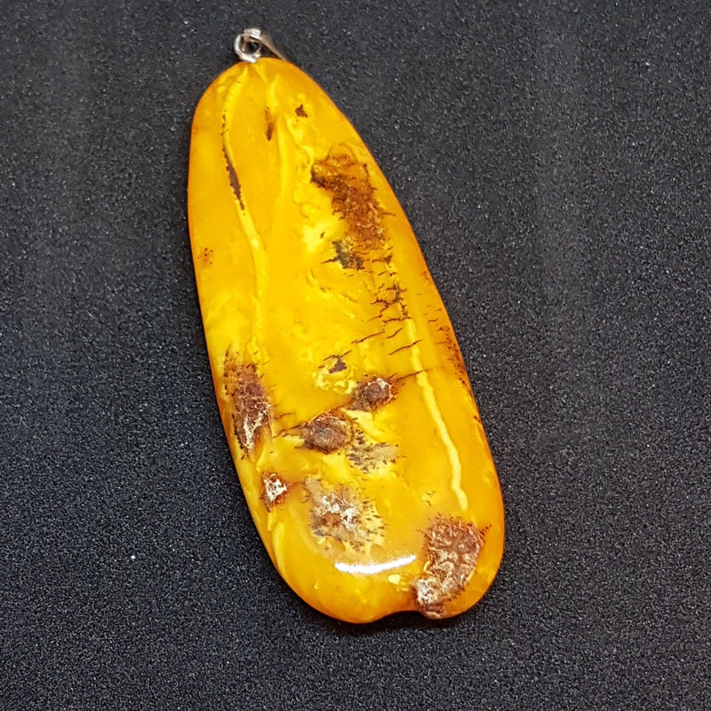 Antik Butterscotch opak rav vedhæng fra Baltic Sea. Længde 7.5 cm. Vægt 16.4 gram - Danam Antik