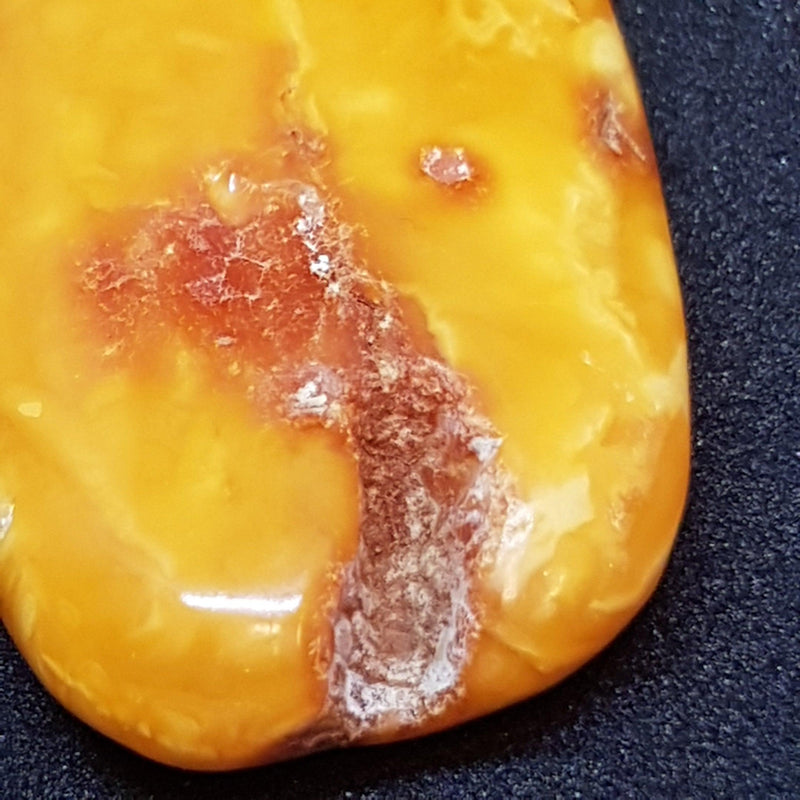 Antik Butterscotch opak rav vedhæng fra Baltic Sea. Længde 7.5 cm. Vægt 16.4 gram - Danam Antik