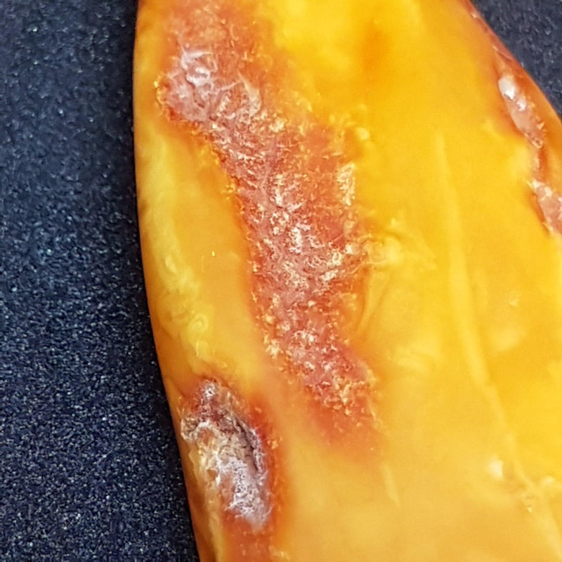 Antik Butterscotch opak rav vedhæng fra Baltic Sea. Længde 7.5 cm. Vægt 16.4 gram - Danam Antik