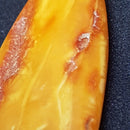 Antik Butterscotch opak rav vedhæng fra Baltic Sea. Længde 7.5 cm. Vægt 16.4 gram - Danam Antik