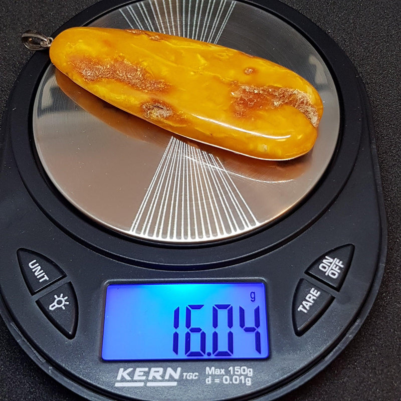 Antik Butterscotch opak rav vedhæng fra Baltic Sea. Længde 7.5 cm. Vægt 16.4 gram - Danam Antik