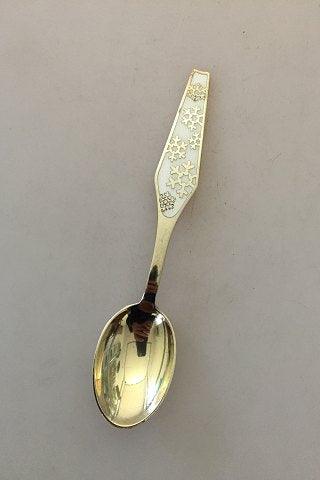 Sorenco Juleske 1967 af forgyldt sterling sølv med emalje. Måler 16,5 cm. - Danam Antik