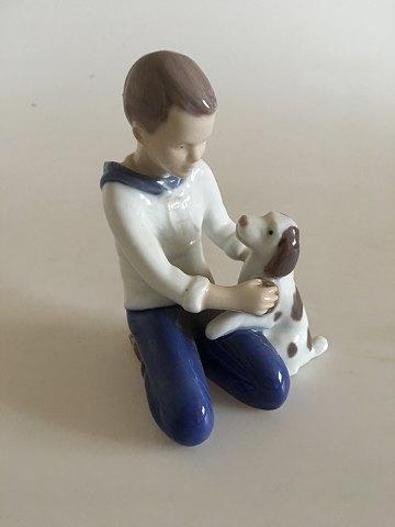 Bing & Grøndahl Figurine No 2334 Dreng der børster sin hund - Danam Antik