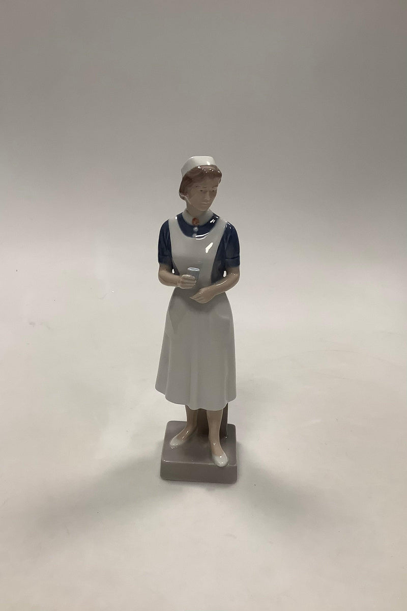 Royal Copenhagen Figur af Sygeplejerske No 4507 - Danam Antik