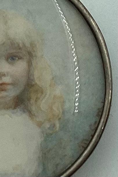 Akvarel miniature portræt af blonde pige med sløjfe i håret fra ca. 1900 - Danam Antik