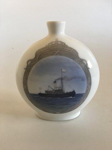 Royal Copenhagen Vase No 1715 med Skibsmotiv og rigsvåbenets tre løver og ni hjerter - Danam Antik