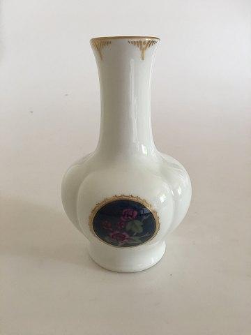 Royal Copenhagen Vase No 1981/1557 med Guldkant og Blomstermotiv - Danam Antik