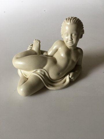 Royal Copenhagen Sjælden figur af nøgen dreng i jern porcelæn - Danam Antik