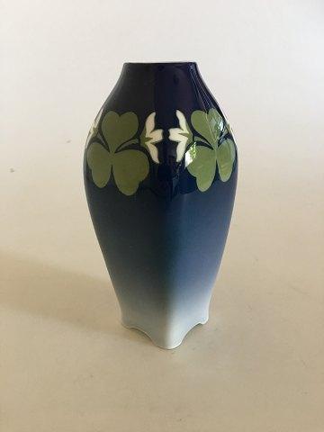 Royal Copenhagen Art Nouveau Vase No. 401/240 med Kløver Dekoration - Danam Antik