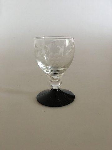 "Jane" Sortfods Snapseglas med Drueslibning fra Holmegaard - Danam Antik