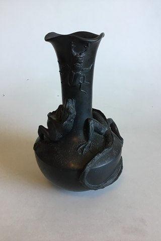 P. Ipsen, vase, sortbrændt terracotta dekoreret med Varan/Drage og Eghjort No 331 - Danam Antik