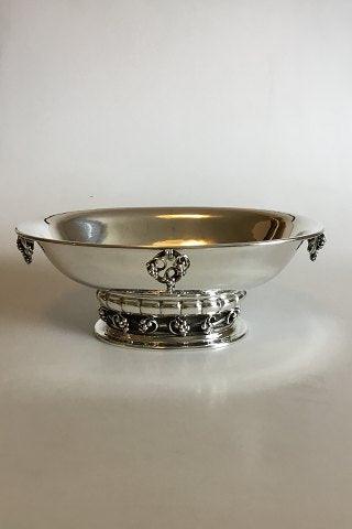 Georg Jensen Hammerslået Sterling Sølv Oval Opsats/Frugtbowle med hanke og ornamentik i form af drueklaser No 296B - Danam Antik