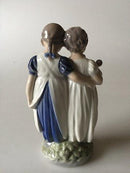 Royal Copenhagen Figur Piger med dukke No 939 - Danam Antik