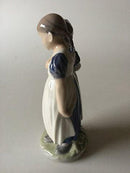 Royal Copenhagen Figur Piger med dukke No 939 - Danam Antik