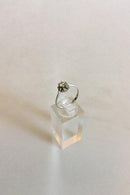 Ring i 18 K Hvidguld med Brillant 0.2 carat omkranset af 8 små sten - Danam Antik