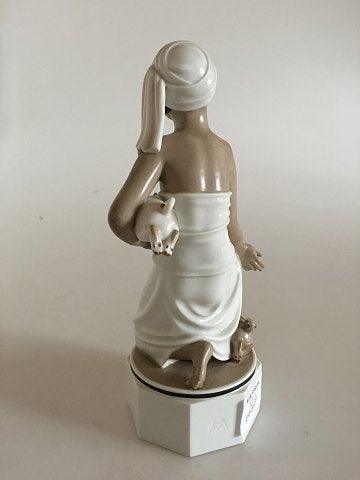 Royal Copenhagen Overglasurs Figurine af Orientalsk Kvinde med Grise No 12456 - Danam Antik