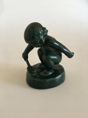 P. Ipsens Enke Keramisk Figurine af Lille Pige med Skovl i Grøn Glasur No 889 - Danam Antik