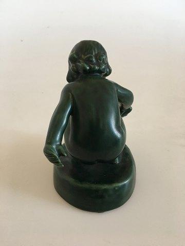 P. Ipsens Enke Keramisk Figurine af Lille Pige med Skovl i Grøn Glasur No 889 - Danam Antik
