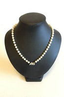 Perlehalskæde af runde hvide saltvandsperler med lås af 18kt. hvidguld med ni brillanter - Danam Antik