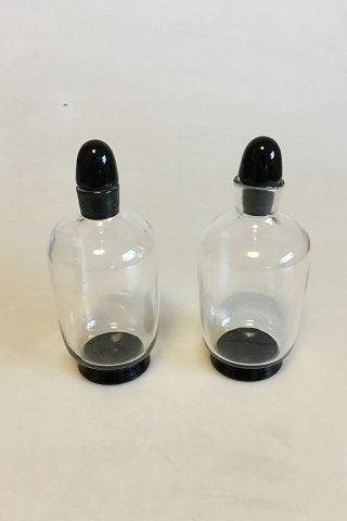 Orrefors Simon Gate To små glasflasker med sort fod og prop af sort glas. - Danam Antik