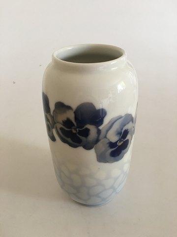 Royal Copenhagen Vase No 285/107 med Stedmoder Blomstermotiv - Danam Antik