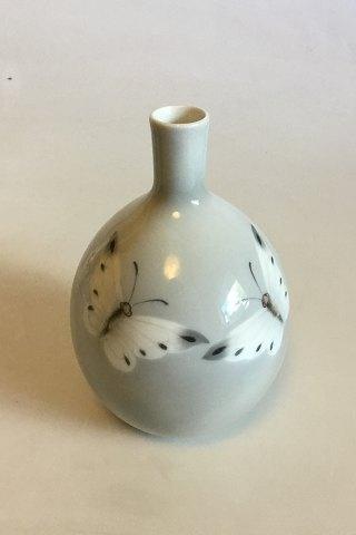 Heubach Lichte Vase dekoreret med to sommerfugle PMN - Danam Antik