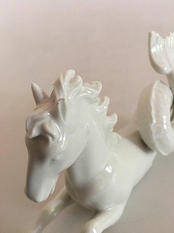 Royal Copenhagen Bordgarniture Havheste Figur i Blanc de Chine. - Danam Antik