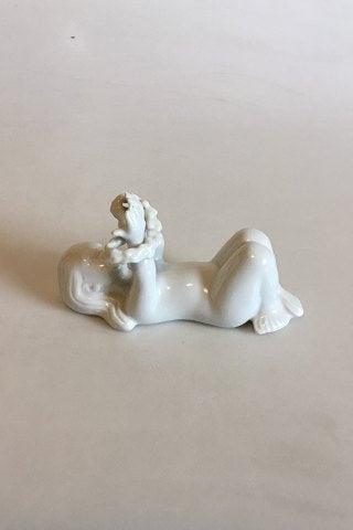 Bing & Grøndahl Blanc de Chine Figur af Liggende havbarn med tang No 2314 - Danam Antik