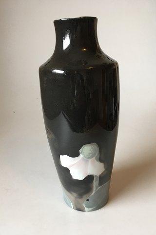 Rørstrand Per Algot Eriksson, Sort vase med blomsterdekoration - Danam Antik