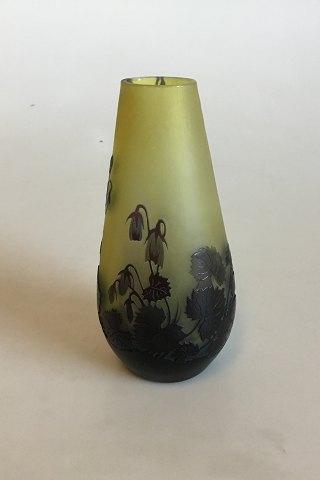 Émile Gallé Grønlig matslebet vase med sort blomsterdekoration - Danam Antik