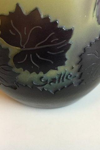 Émile Gallé Grønlig matslebet vase med sort blomsterdekoration - Danam Antik